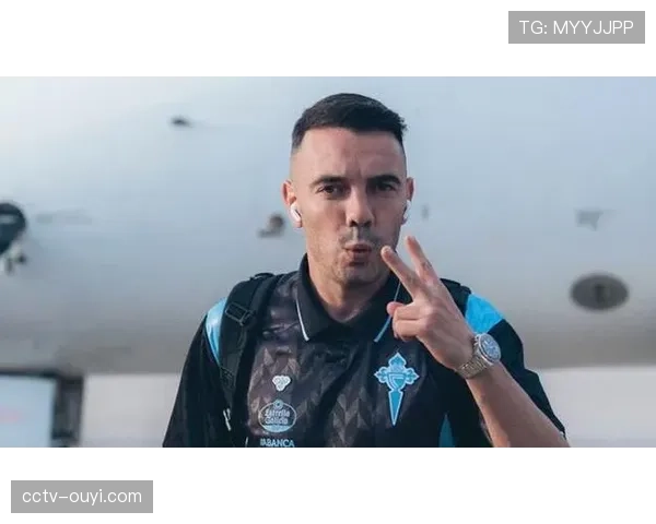 暖心一幕：小球童不慎摔倒，塞尔塔前锋阿斯帕斯主动上前搀扶安慰